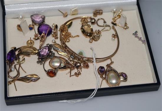 An assortment of mixed jewellery including 9ct gold.